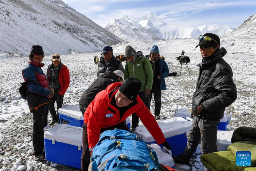 Pesquisa glacial é realizada no Monte Qomolangma
