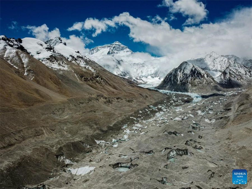 Pesquisa glacial é realizada no Monte Qomolangma