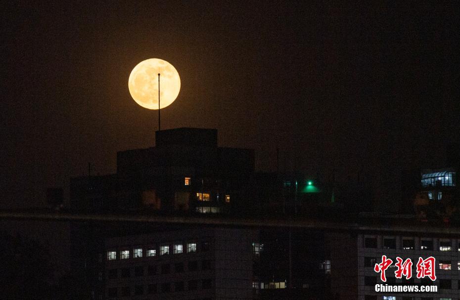 Galeria: lua cheia ilumina céu noturno de Beijing 