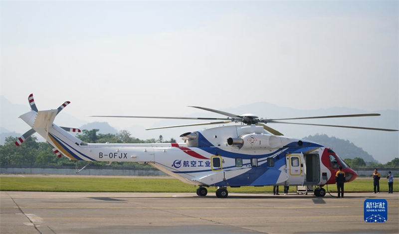 Helicóptero civil AC313A desenvolvido pela China faz voo inaugural