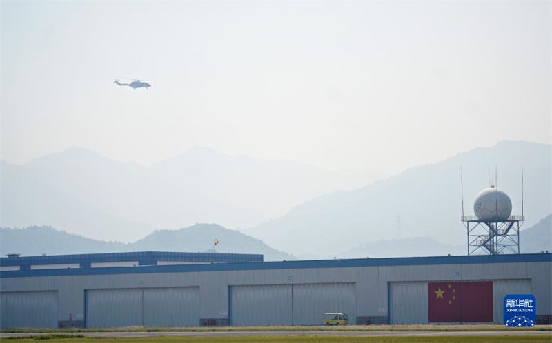 Helicóptero civil AC313A desenvolvido pela China faz voo inaugural