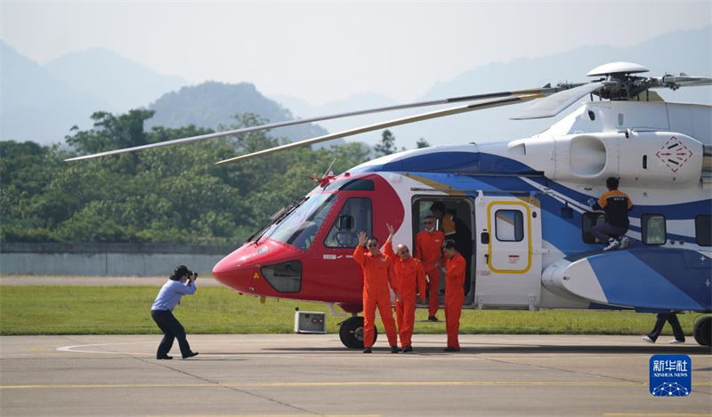 Helicóptero civil AC313A desenvolvido pela China faz voo inaugural