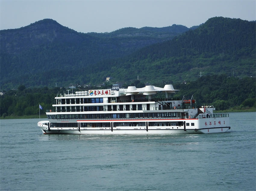 Maior navio de cruzeiro elétrico do mundo navegou pelo centro da China