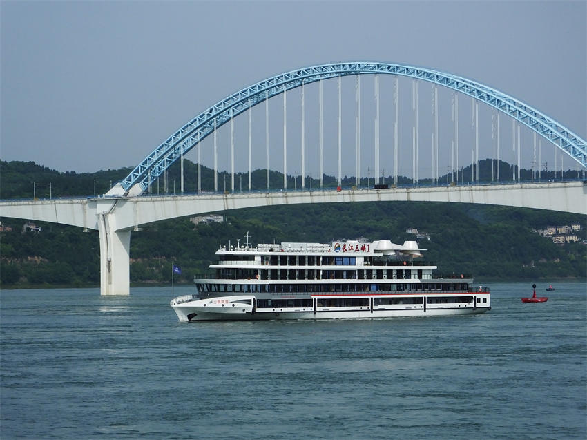 Maior navio de cruzeiro elétrico do mundo navegou pelo centro da China