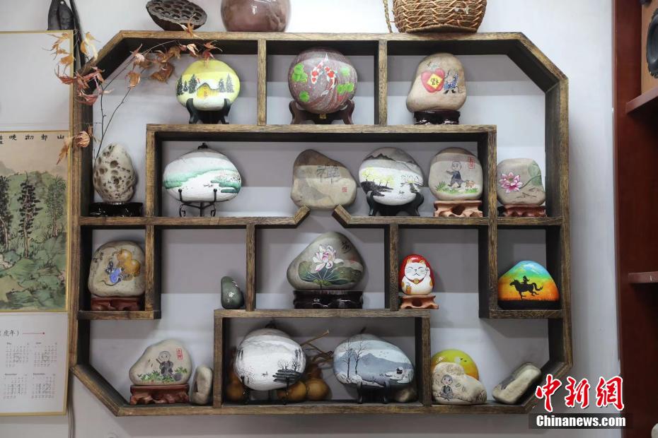 Hebei: artista folclórica faz pinturas em rochas