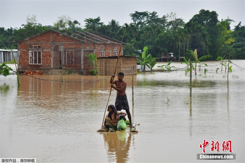 índia: inunda??es causam mais de 800 mil desabrigados no estado de Assam