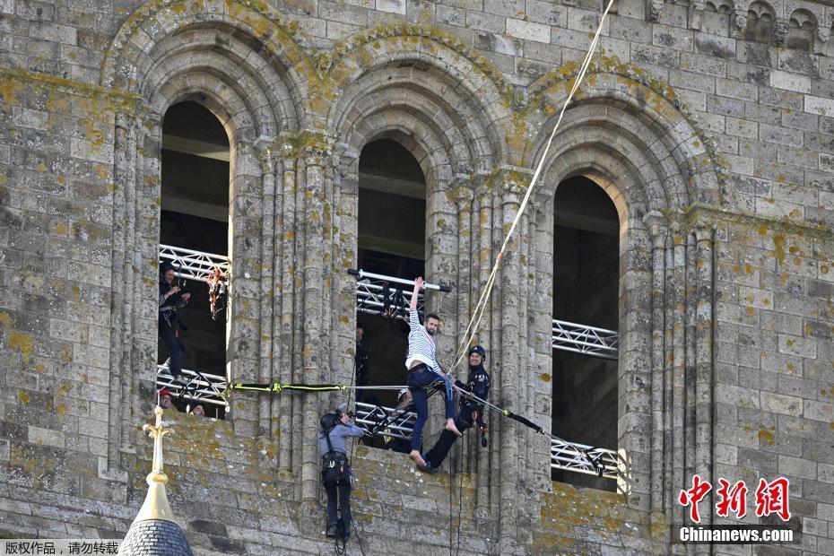 Aventureiro francês bate recorde mundial ao andar 2,2 km em cabos de a?o aéreos