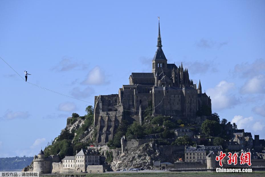 Aventureiro francês bate recorde mundial ao andar 2,2 km em cabos de a?o aéreos