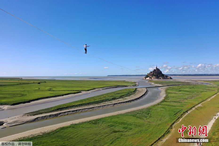 Aventureiro francês bate recorde mundial ao andar 2,2 km em cabos de a?o aéreos
