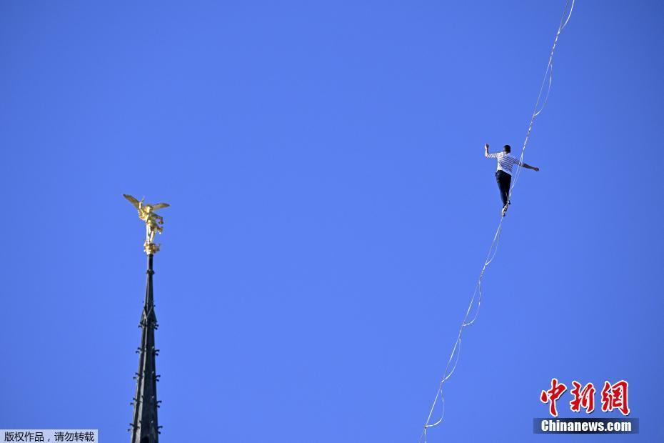 Aventureiro francês bate recorde mundial ao andar 2,2 km em cabos de a?o aéreos