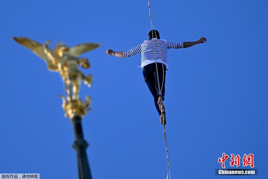 Aventureiro francês bate recorde mundial ao andar 2,2 km em cabos de a?o aéreos
