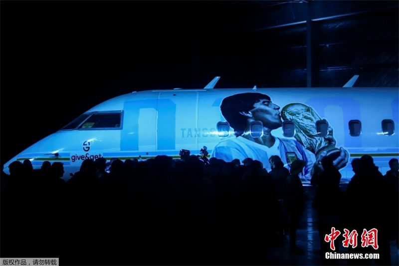 Avi?o com temática de Maradona estreia na Argentina