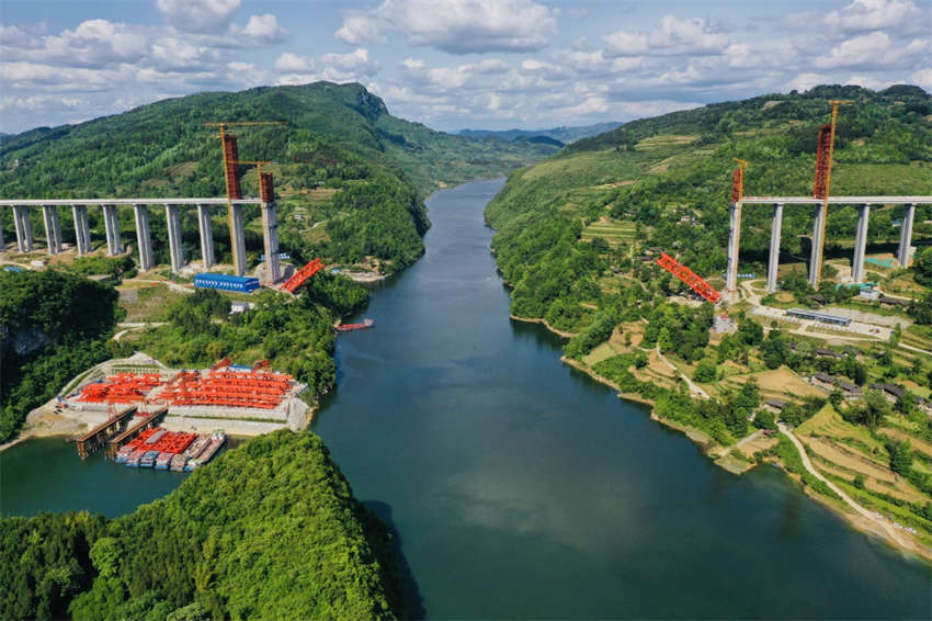 Galeria: ponte maci?a em Guizhou come?a a ganhar forma