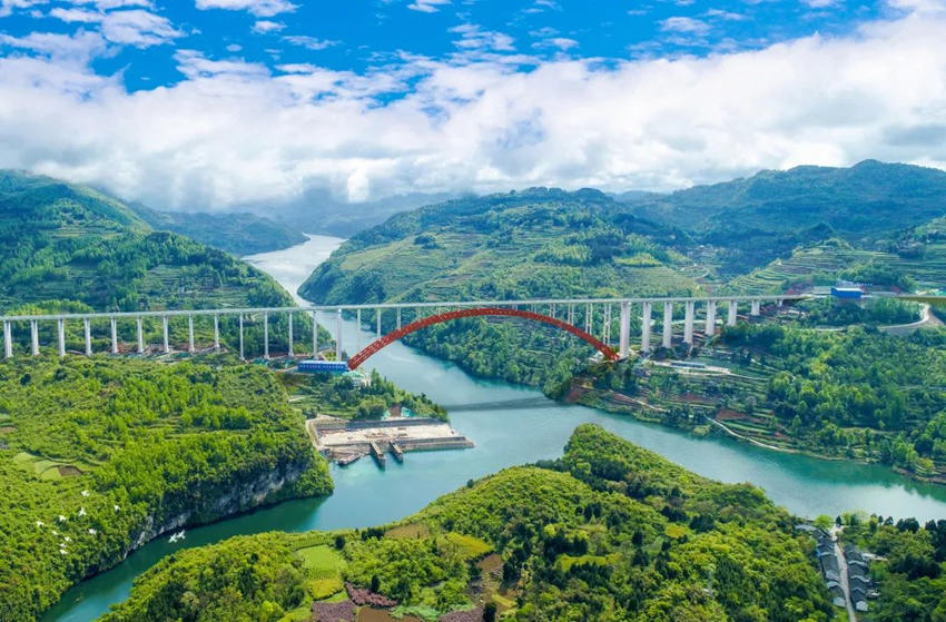 Galeria: ponte maci?a em Guizhou come?a a ganhar forma