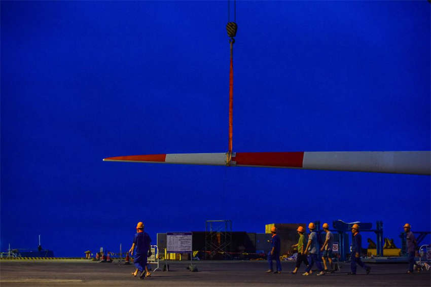 Primeira turbina eólica flutuante de alto mar da China 