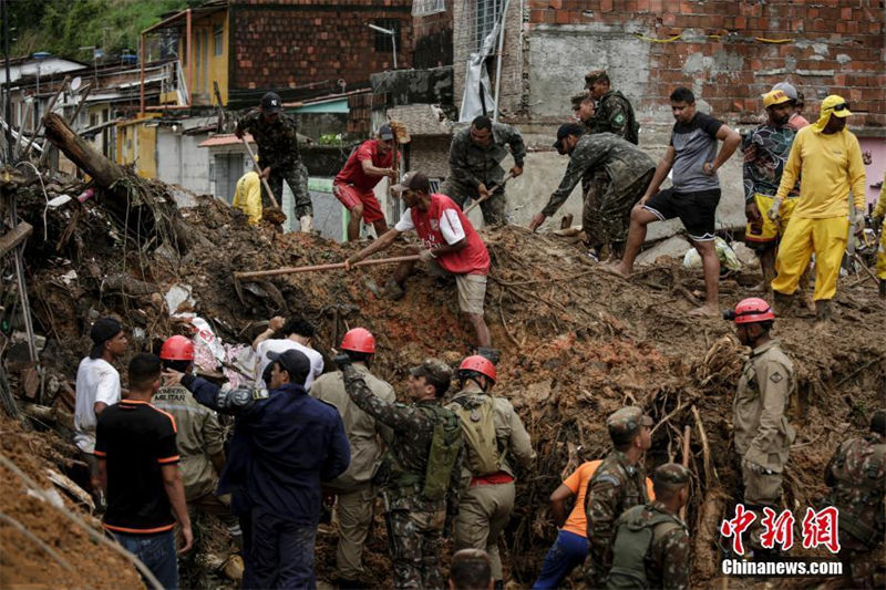 Brasil: sobe para 84 o número de mortes causadas por fortes chuvas no estado de Pernambuco
