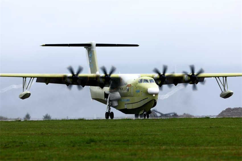 Aeronave anfíbia AG600 da China com nova configura??o faz voo inaugural