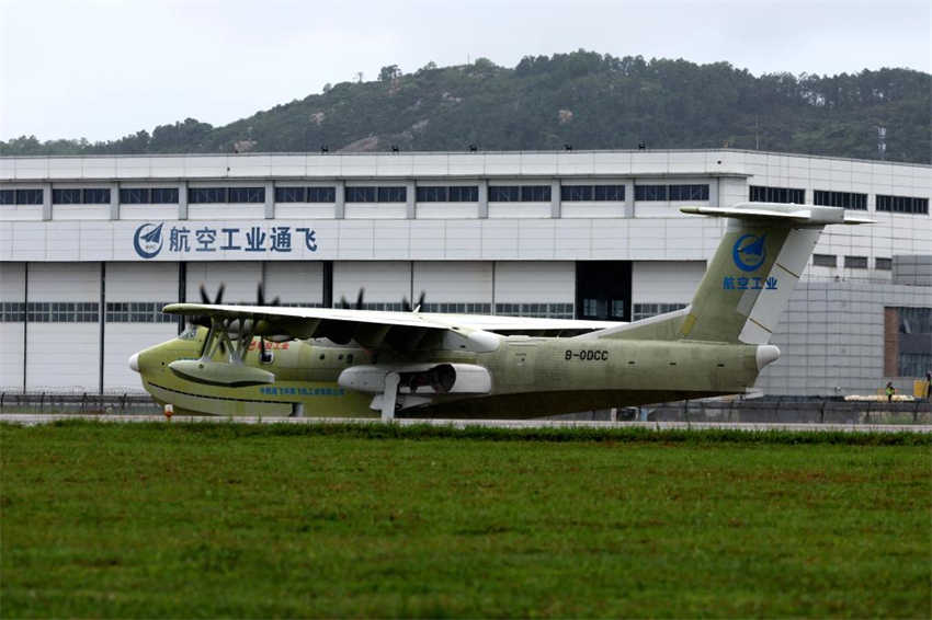 Aeronave anfíbia AG600 da China com nova configura??o faz voo inaugural