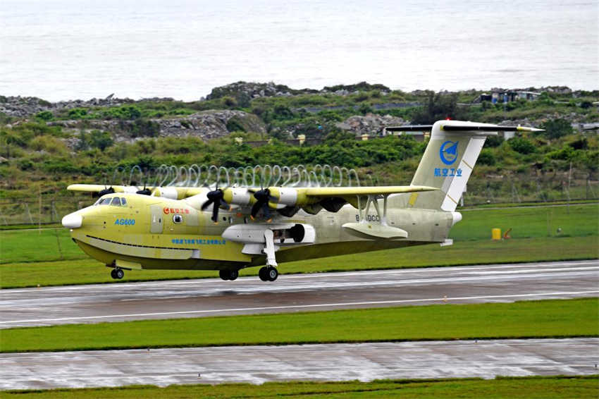 Aeronave anfíbia AG600 da China com nova configura??o faz voo inaugural