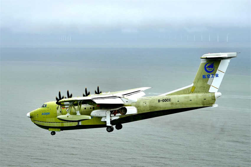 Aeronave anfíbia AG600 da China com nova configura??o faz voo inaugural