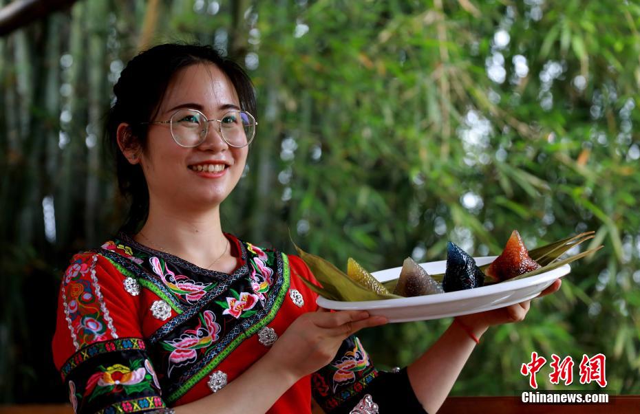 Pessoas fazem “zongzi” para receber Festival do Barco do Drag?o em Guangxi