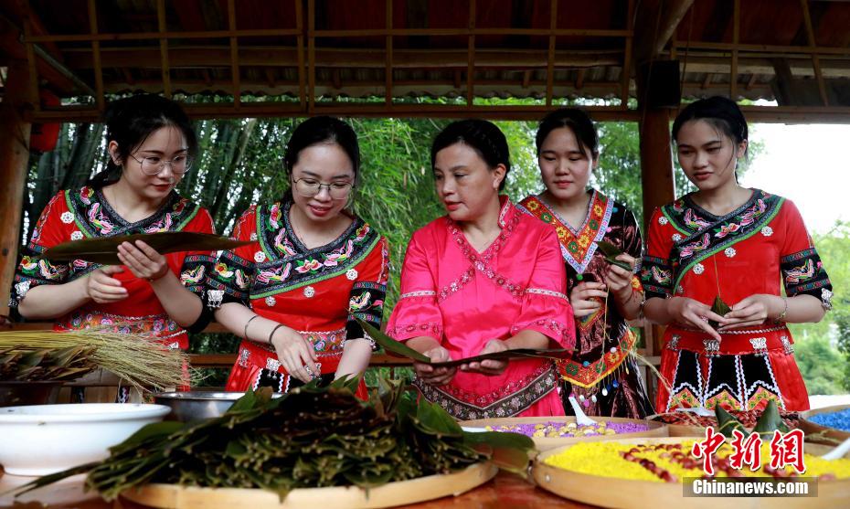 Pessoas fazem “zongzi” para receber Festival do Barco do Drag?o em Guangxi
