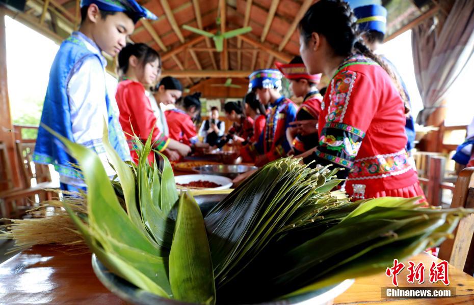 Pessoas fazem “zongzi” para receber Festival do Barco do Drag?o em Guangxi