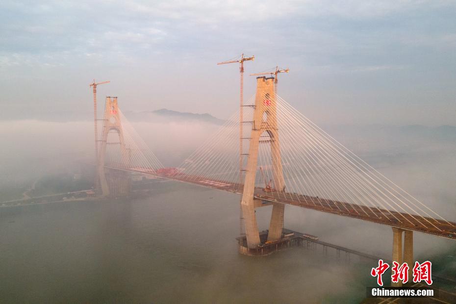 Concluído acoplamento da ponte rodoferroviária Lingang sobre o rio Yangtzé