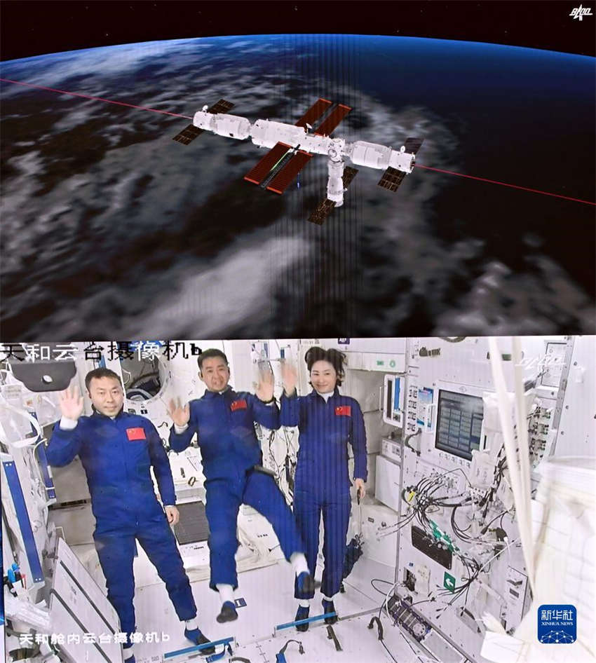 Astronautas da Shenzhou-14 entram no módulo central da esta??o espacial