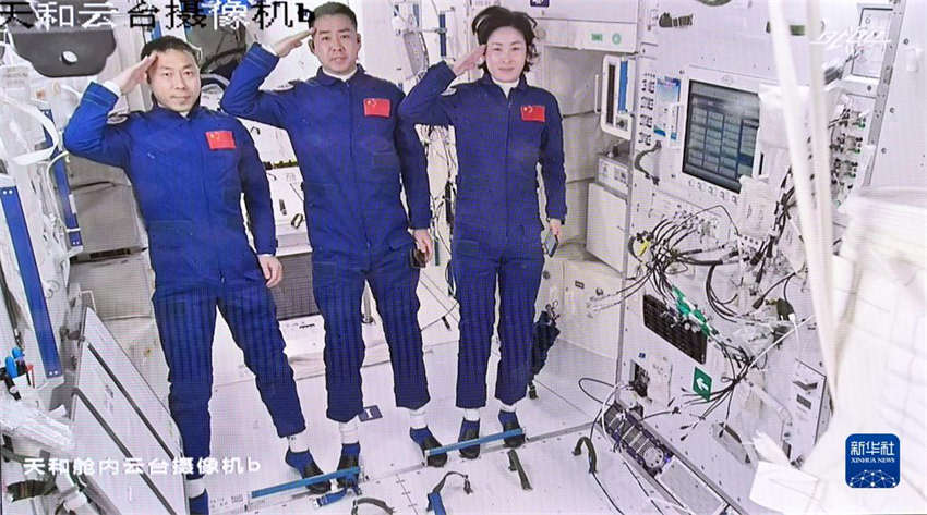 Astronautas da Shenzhou-14 entram no módulo central da esta??o espacial