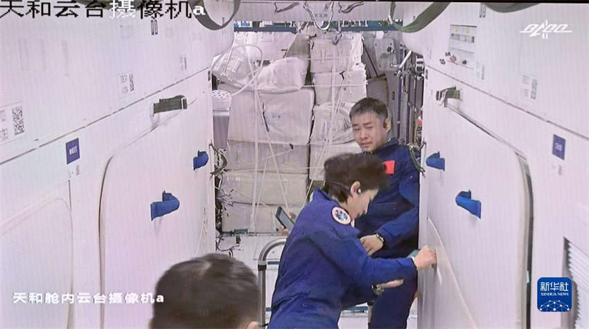 Astronautas da Shenzhou-14 entram no módulo central da esta??o espacial