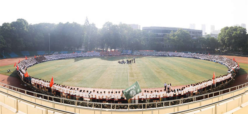 Formandos se reúnem para foto de formatura