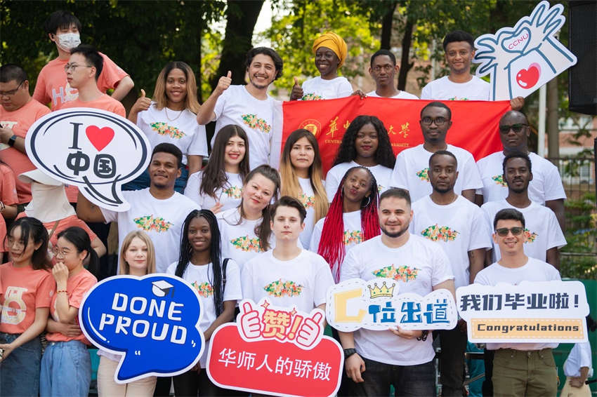 Formandos se reúnem para foto de formatura