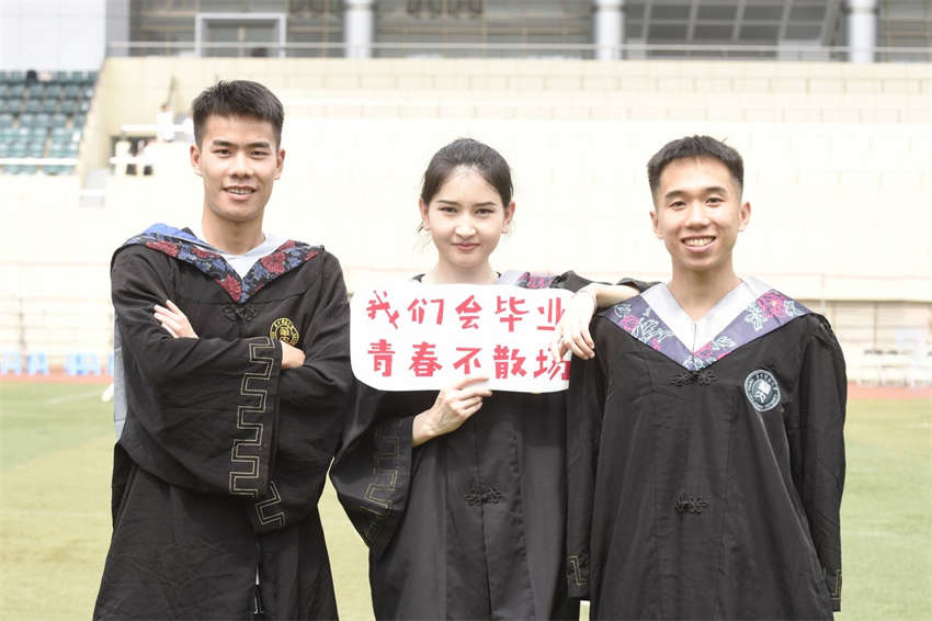 Formandos se reúnem para foto de formatura