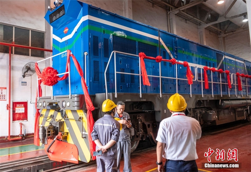 China: primeiras locomotivas híbridas HXN6 comercializadas entram em opera??o
