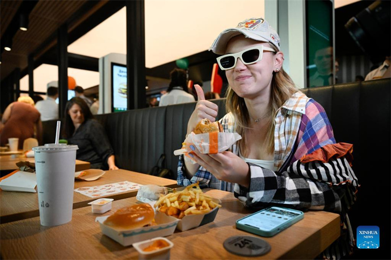 Sucessor do McDonald's reabre na Rússia após retirada da gigante dos EUA