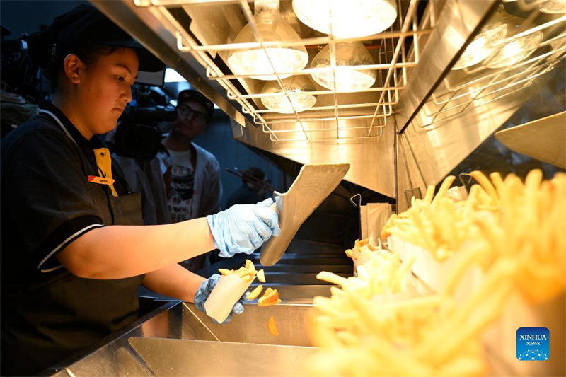 Sucessor do McDonald's reabre na Rússia após retirada da gigante dos EUA