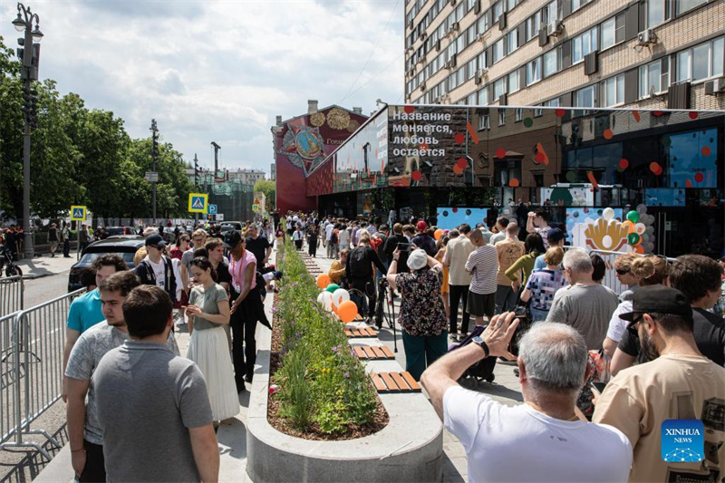 Sucessor do McDonald's reabre na Rússia após retirada da gigante dos EUA