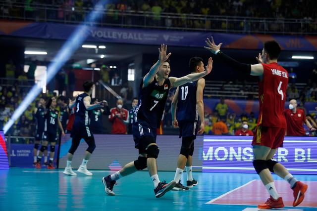 China vence primeira etapa da Liga das Na??es de v?lei masculino contra Brasil