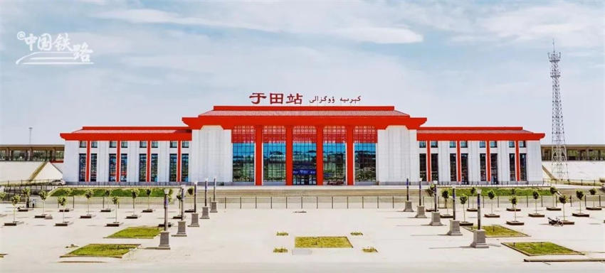 China:?primeira?ferrovia?circundante do?deserto Taklimakan inicia opera??o