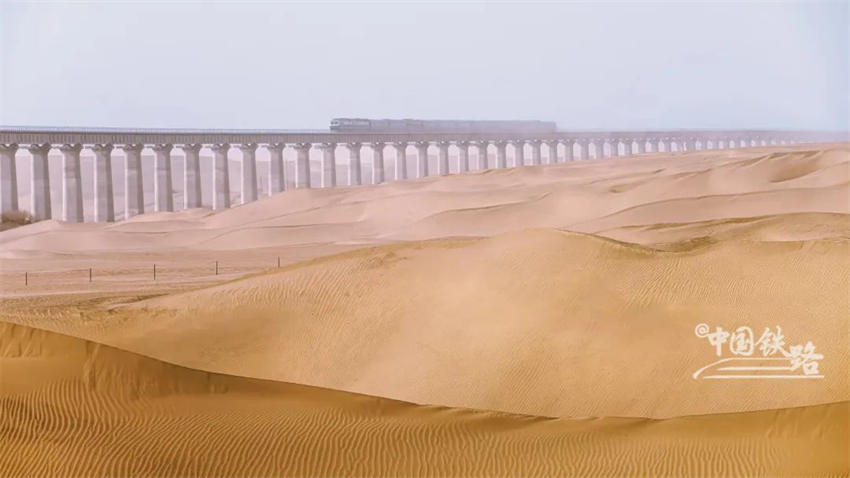 China:?primeira?ferrovia?circundante do?deserto Taklimakan inicia opera??o