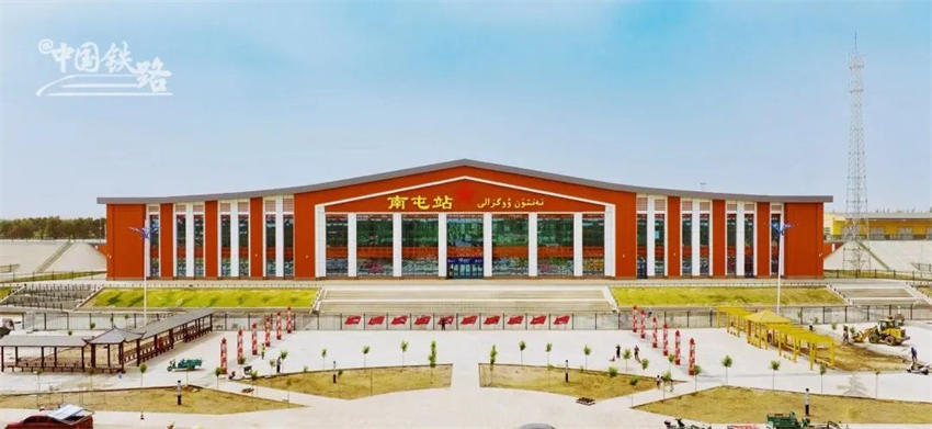 China:?primeira?ferrovia?circundante do?deserto Taklimakan inicia opera??o