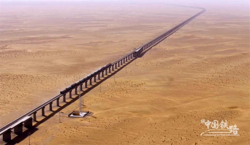 China:?primeira?ferrovia?circundante do?deserto Taklimakan inicia opera??o