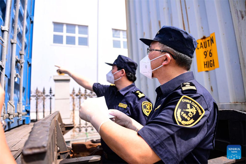 Esta??o Ferroviária Leste de Shenyang recebe partida do 100o trem de carga China-Europa 