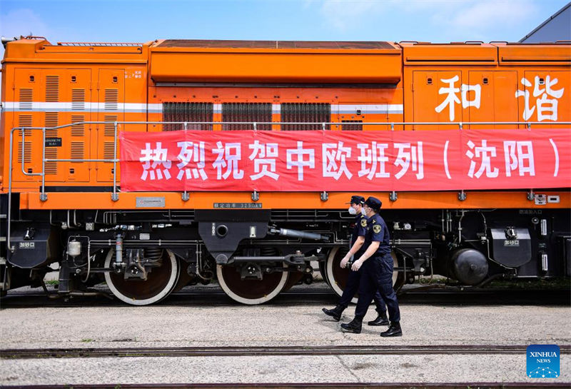 Esta??o Ferroviária Leste de Shenyang recebe partida do 100o trem de carga China-Europa 