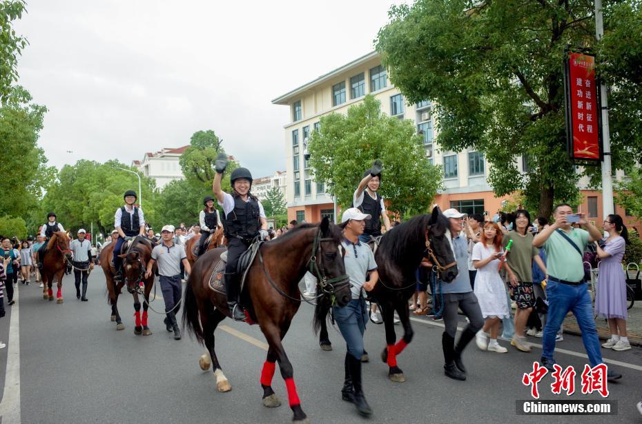 Desfile de máquinas agrícolas é realizado na Universidade Agrícola de Huazhong