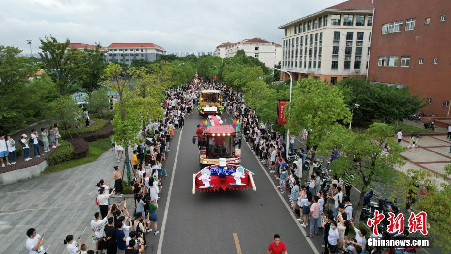 Desfile de máquinas agrícolas é realizado na Universidade Agrícola de Huazhong