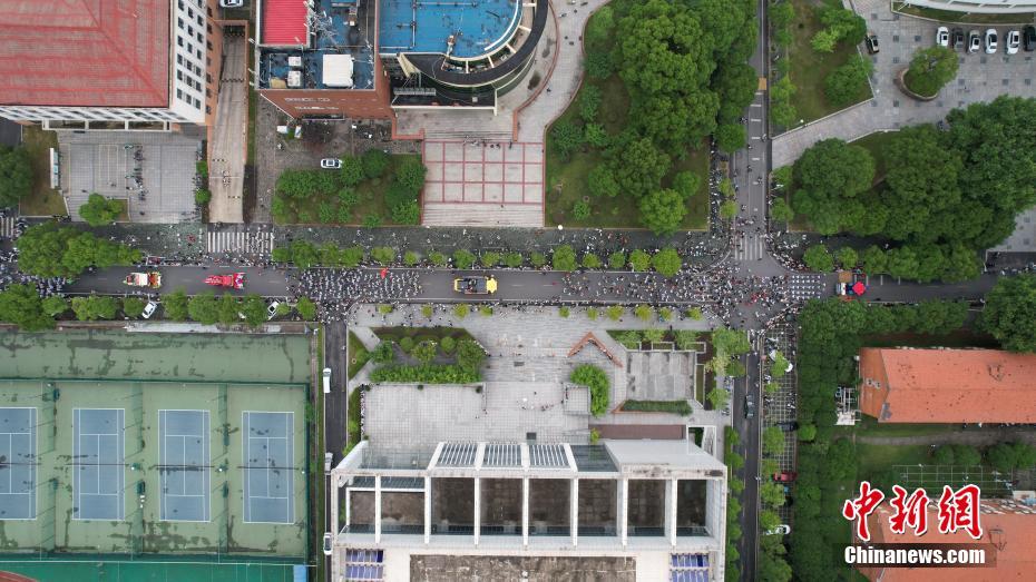 Desfile de máquinas agrícolas é realizado na Universidade Agrícola de Huazhong