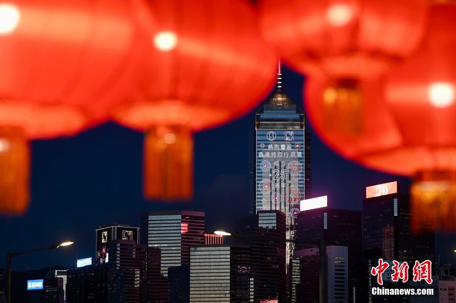 Galeria: lanternas vermelhas decoram a RAEHK nos 25 anos do retorno à pátria