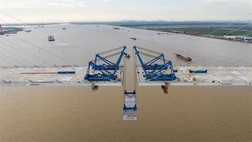 Convés principal da ponte Zhongshan é acoplado